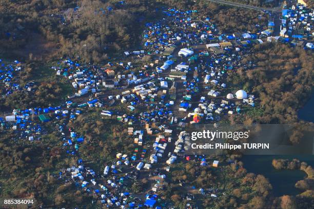 france, pas de calais, calais. aerial view of the jungle. migrants camp.. - calais stockfoto's en -beelden