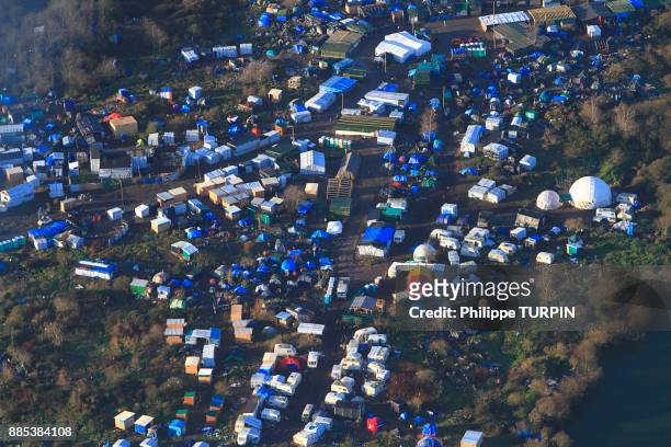 france, pas de calais, calais. aerial view of the jungle. migrants camp.. - refugee camp tents stock pictures, royalty-free photos & images
