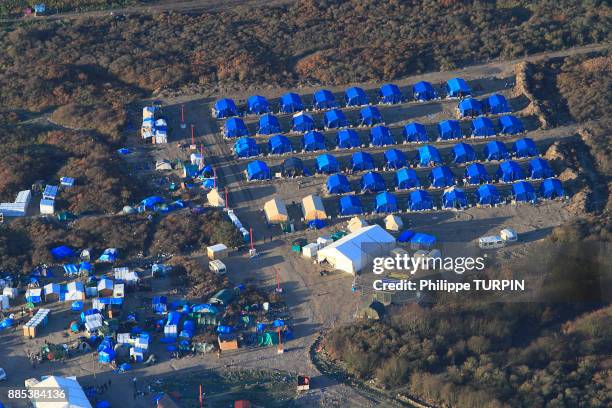 france, pas de calais, calais. aerial view of the jungle. migrants camp.. - new jungle calais fotografías e imágenes de stock