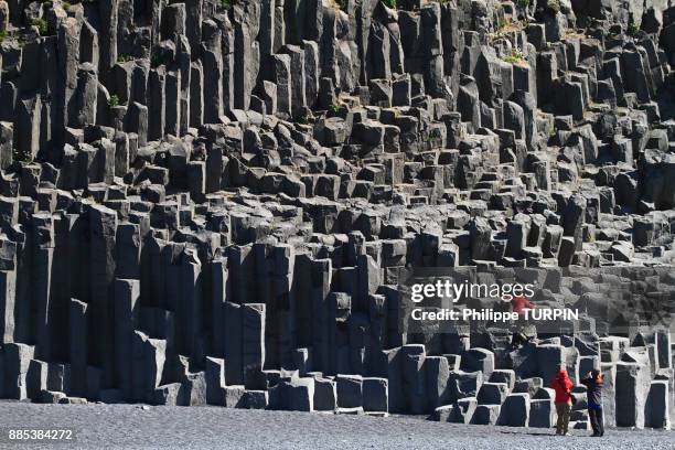 iceland, vik, dyrholaey beach,reynisfjalldyrholaey. - basalt columns fotografías e imágenes de stock