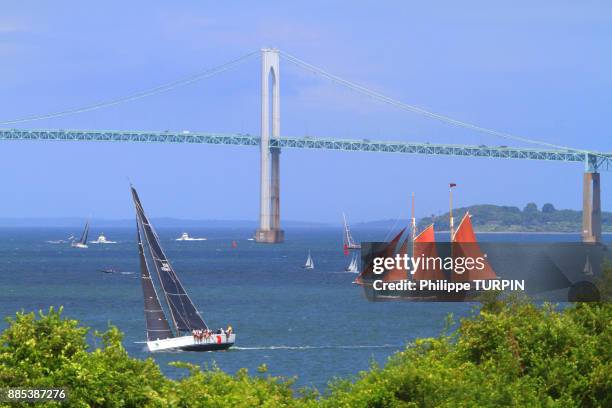 usa, rhode island. newport. caliborne pell newport brigde - newport rhode island stock pictures, royalty-free photos & images