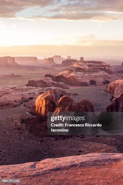 wild west, monument valley - hunts mesa bildbanksfoton och bilder