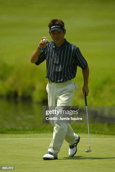 Hidemichi Tanaka of Japan smiles to the gallery during Friday's