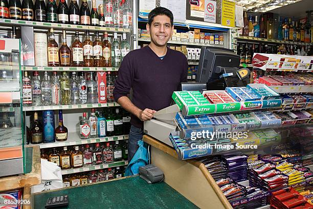 man in shop - gemakswinkel stockfoto's en -beelden