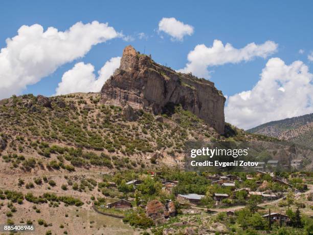 ruins of castle on the rock above ardanuç town in northeast turkey - rock overhang foto e immagini stock