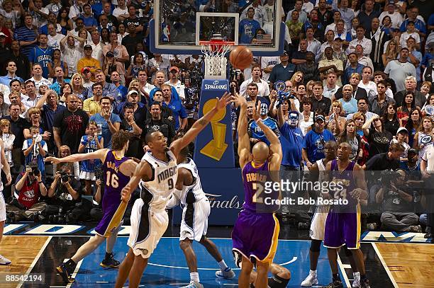 Finals: Los Angeles Lakers Derek Fisher in action, shot vs Orlando Magic. Game 4. Orlando, FL 6/11/2009 CREDIT: Bob Rosato