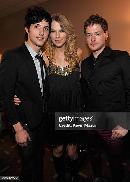 Singers Nash Overstreet Taylor Swift and Jamie Follese of Hot Chelle Rae attend the 2009 CMT Music Awards at the Sommet Center on June 16, 2009 in...