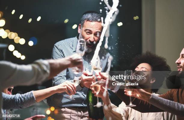 champagne viering toast. - nieuwjaarsdag stockfoto's en -beelden