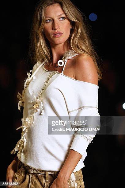 Brazilian supermodel Gisele Bundchen presents a creation by Colcci during the opening day of the 2009-2010 Spring-Summer collections of the Sao Paulo...