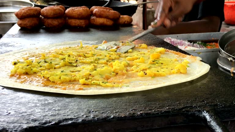 https://media.gettyimages.com/id/885452966/video/mumbai-street-food.jpg?b=1&s=640x640&k=20&c=UdwY_MotaNvkpJYYXwDHFEHTaaH_jdsekbCXcsr95GY=