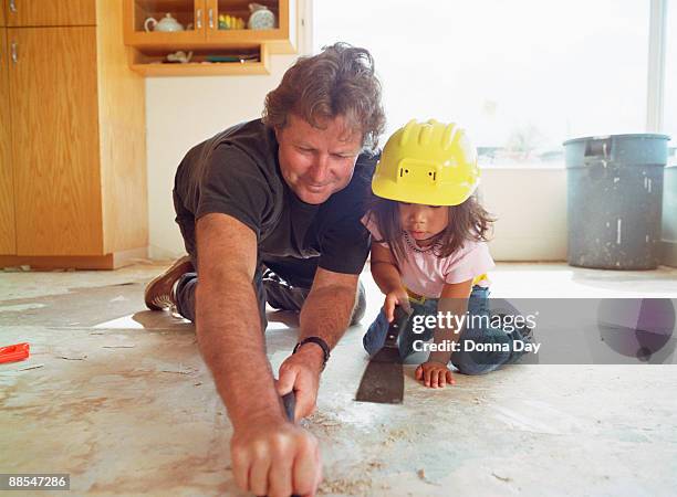 father and daughter scraping kitchen floor - donna matura - fotografias e filmes do acervo