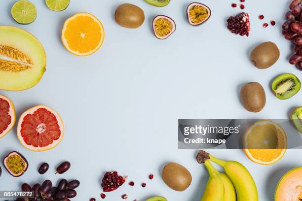 frutas planas colocar acima de plano de fundo colorido comida - fruto tropical - fotografias e filmes do acervo