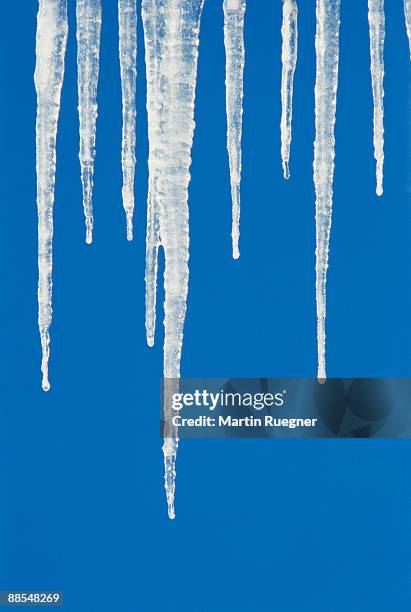 icicles - ijspegel stockfoto's en -beelden