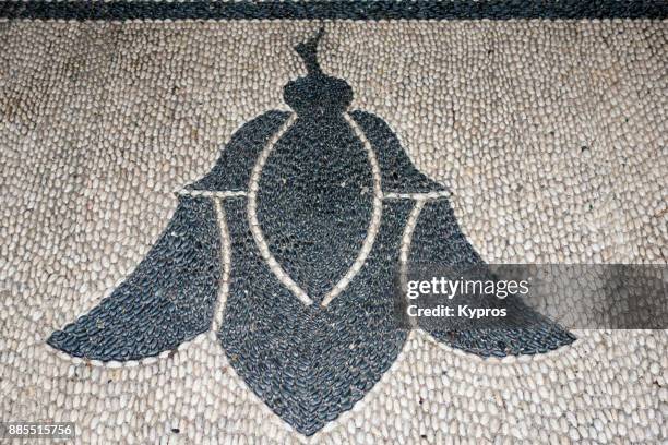 europe, greece, rhodes island, 2017: view of traditional pebble art using stones found on the beach to create pavement designs (or mosaic) - pebble island - fotografias e filmes do acervo