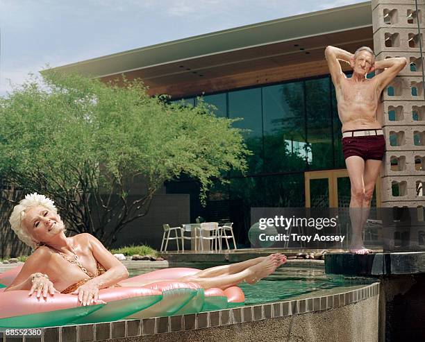 fit couple posing by the pool - crazy pool foto e immagini stock