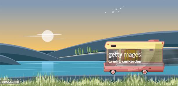 ilustraciones, imágenes clip art, dibujos animados e iconos de stock de caravana por la noche - escapada urbana