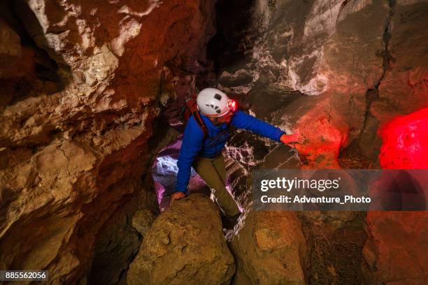 地下の洞窟洞窟を探索 - spelunking ストックフォトと画像