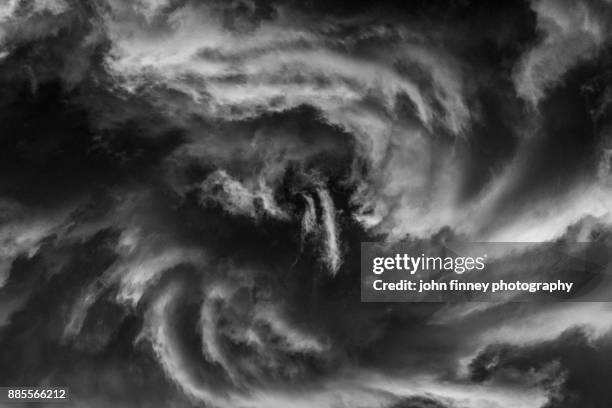 developing tornado over oklahoma - tuba fotografías e imágenes de stock
