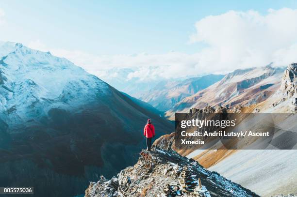 young woman pauses on summit, in mountains - annapurna schutzgebietprojekt stock-fotos und bilder