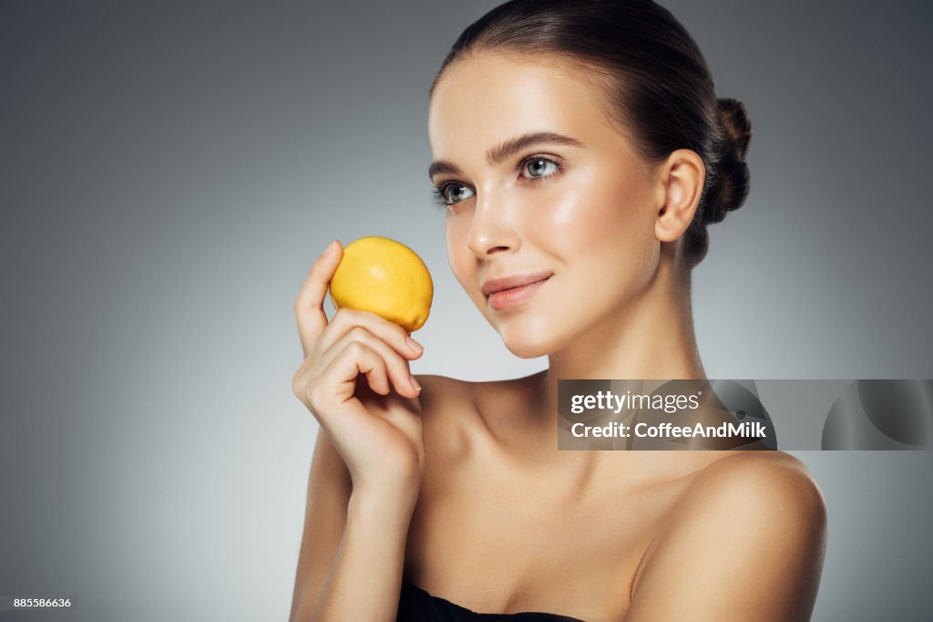 Schöne Frau halten frische Zitrone