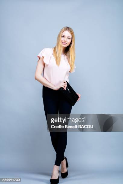 smiling young woman in the foot, a hand bag, looking to the lens - lens flair stock-fotos und bilder