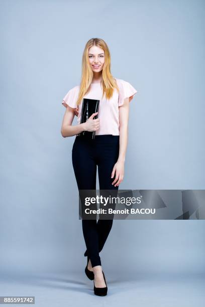 smiling young woman in the foot, a hand bag, looking to the lens - lens flair stock-fotos und bilder