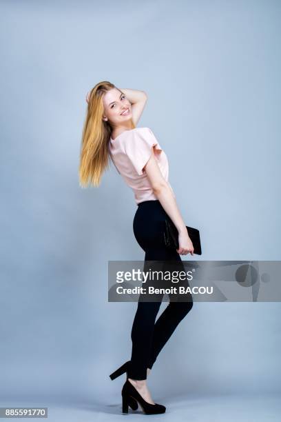 smiling young woman in the foot, head back, eyes toward the lens - lens flair stock-fotos und bilder