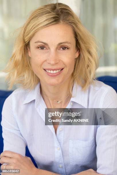 portrait of a beauty smiling blonde woman with blue shirt. - ojos marrones fotografías e imágenes de stock