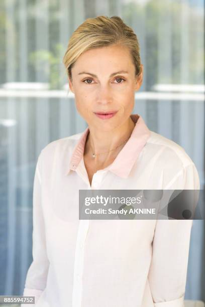 portrait of a beauty serious blonde woman with white shirt. - hair back 個照片及圖片檔