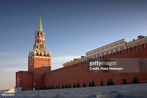 red square  with spasskaya tower in kremlin - kremlin imagens e fotografias de stock
