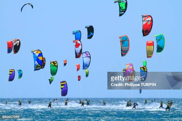 france, defi kite in gruissan. kitesurf race. - kiteboarding fotografías e imágenes de stock
