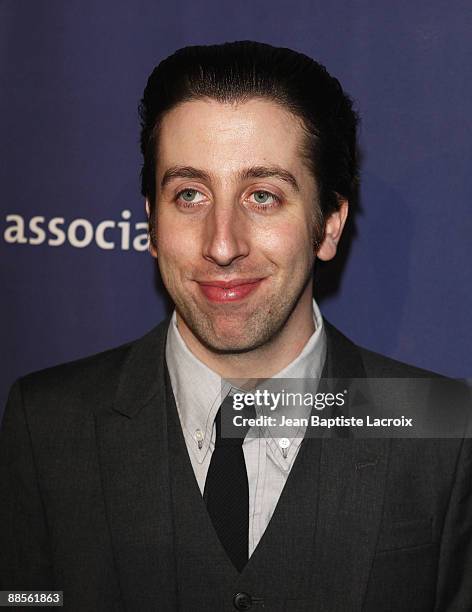 Simon Helberg arrives at The Alzheimer's Association's 17th Annual "A Night At Sardi's" at the Beverly Hilton Hotel on March 4, 2009 in Beverly...