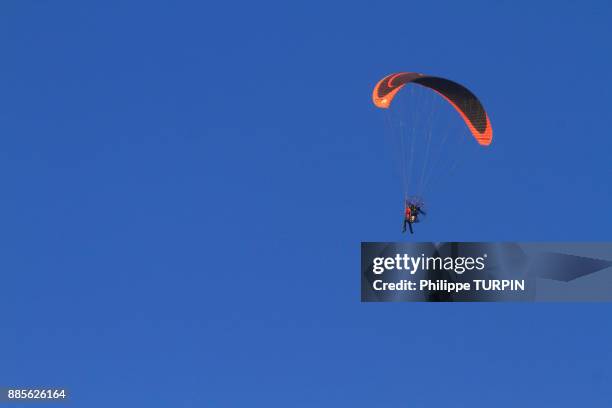 parasailing. - motor paraglider stock pictures, royalty-free photos & images