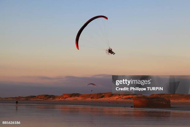 france, brittany, finistere. audierne bay.parasailing. - motor paraglider stock pictures, royalty-free photos & images