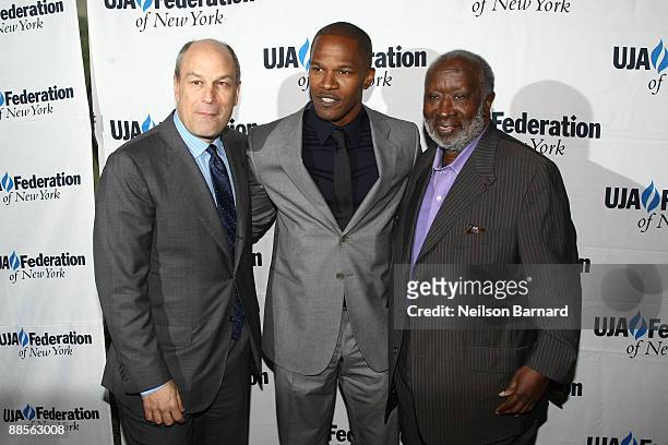 Actor Jamie Foxx and Barry Weiss Chairman and CEO for RCA/Jive Label Group of Sony Music attend the 2009 UJA-Federation of New York Music Visionary...