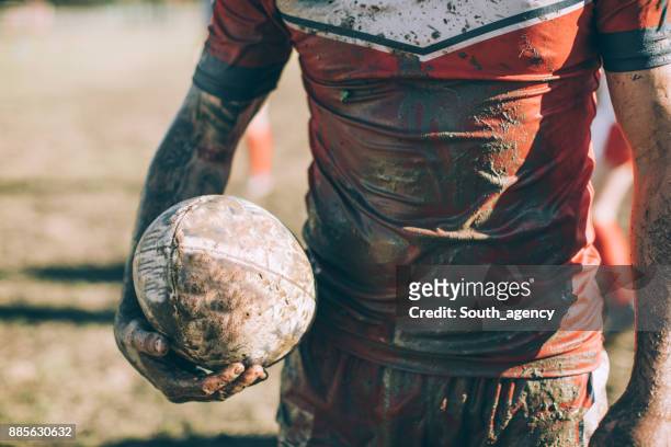 vuile rugbyspeler - rugby league stockfoto's en -beelden