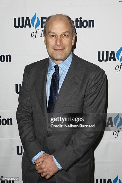 Barry Weiss, Chairman and CEO for RCA/Jive Label Group of Sony Music attends the 2009 UJA-Federation of New York Music Visionary Of The Year award...
