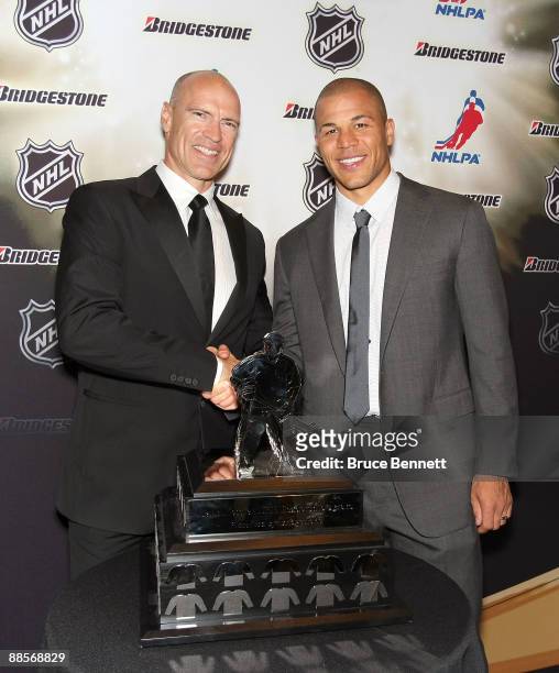 Hall of Famer Mark Messier poses with Jarome Iginla of the Calgary Flames, winner of the Messier Leadership Award following the 2009 NHL Awards at...