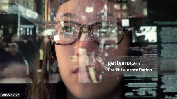 touch scherm analyseren handel - computermisdaad stockfoto's en -beelden