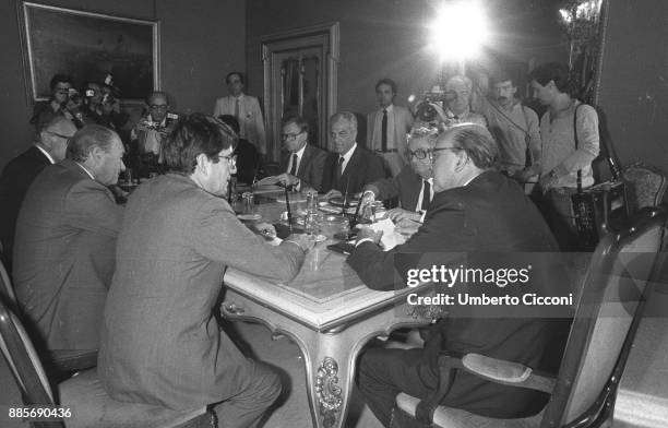 Prime Minister Bettino Craxi in a meeting with the Confindustria, on his left sits Italian entrepreneur and industrialist Vittorio Merloni, Rome 1984