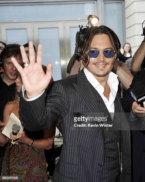 Actor Johnny Depp arrives at the premiere of Universal Pictures' "Public Enemies" at the AMC Theater on June 18, 2009 in Chicago, Illinois.