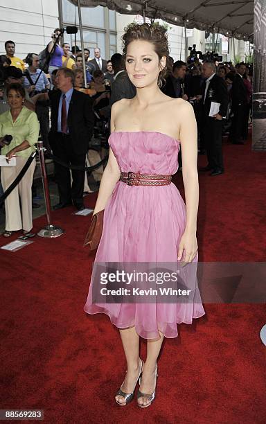Actress Marion Cotillard arrives at the premiere of Universal Pictures' "Public Enemies" at the AMC Theater on June 18, 2009 in Chicago, Illinois.