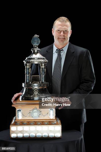 Tim Thomas of the Boston Bruins poses with the Vezina Trophy following the 2009 NHL Awards at the Palms Casino Resort on June 18, 2009 in Las Vegas,...