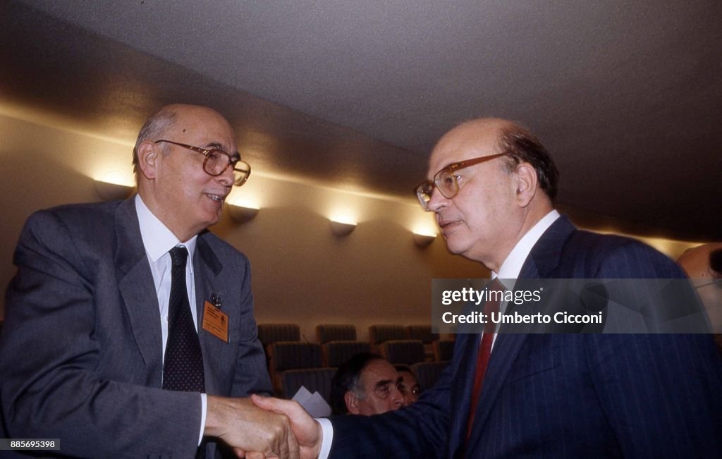 Politician Bettino Craxi shakes the hand of Giorgio Napolitano at the Socialist International (SI) in Berlino 1990
