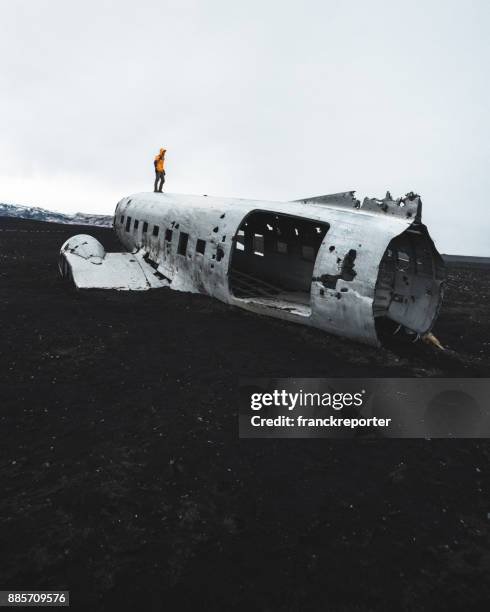 mannen ensam på flygplan vraket i island - carcass island bildbanksfoton och bilder