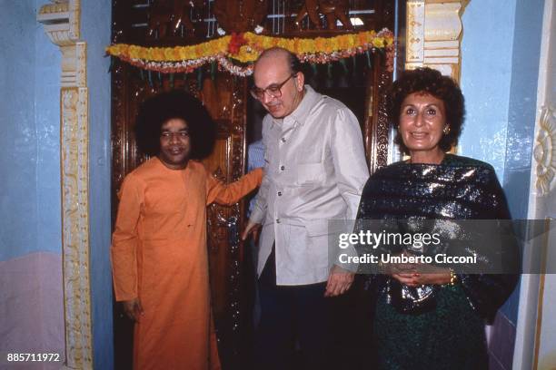 Prime Minister of Italy Bettino Craxi is with his wife Anna Craxi and Indian guru Sathya Sai Baba, India 1986.