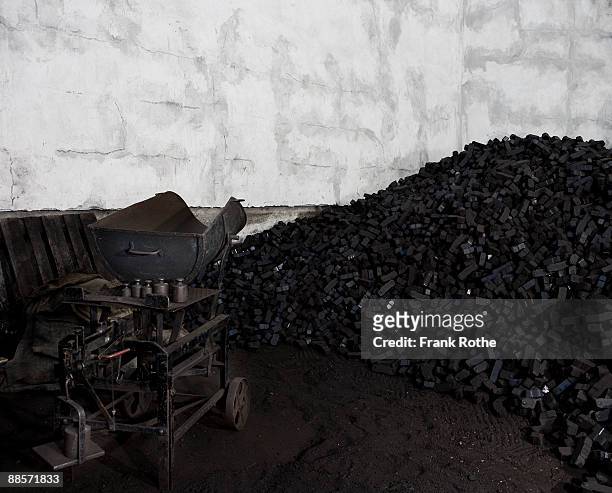 small business with coal and carbon - carbón fotografías e imágenes de stock