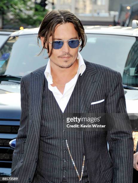 Actor Johnny Depp arrives at the premiere of Universal Pictures' "Public Enemies" at the AMC Theater on June 18, 2009 in Chicago, Illinois