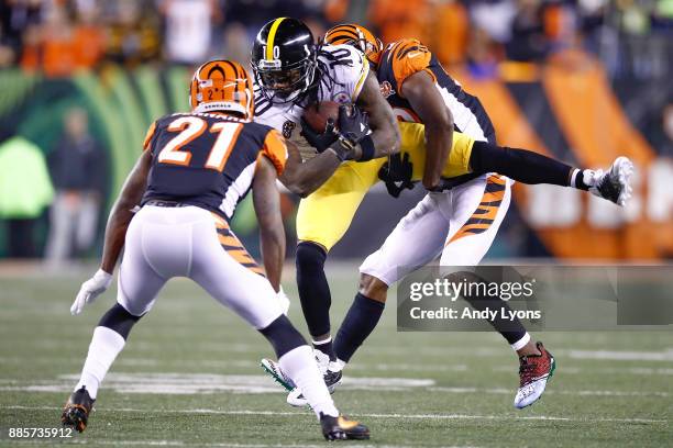 Martavis Bryant of the Pittsburgh Steelers is tackled by William Jackson and Darqueze Dennard of the Cincinnati Bengals during the first half at Paul...