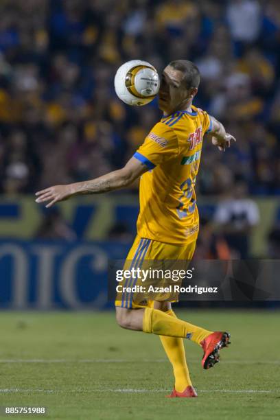 Jesus Duenas of Tigres controls the ball during the semifinal second leg match between Tigres UANL and America as part of the Torneo Apertura 2017...